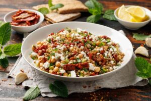 Salada de cuscuz com grão-de-bico, tomate seco e queijo - receitas para a Quaresma