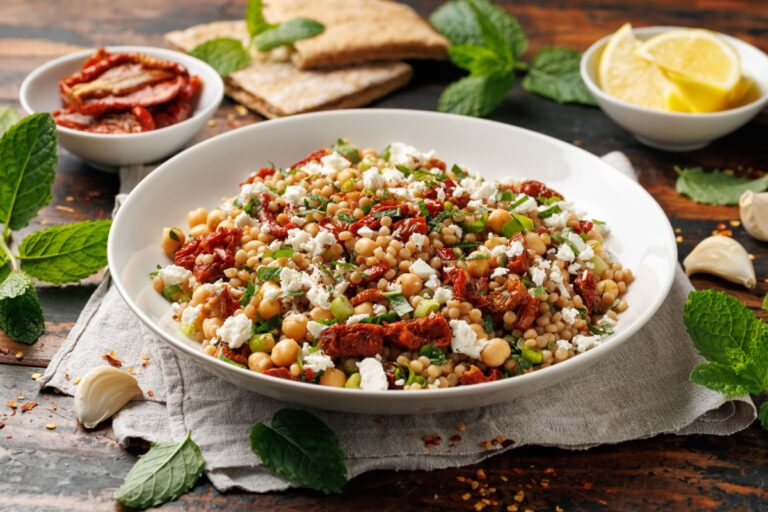 Salada de cuscuz com grão-de-bico, tomate seco e queijo - receitas para a Quaresma