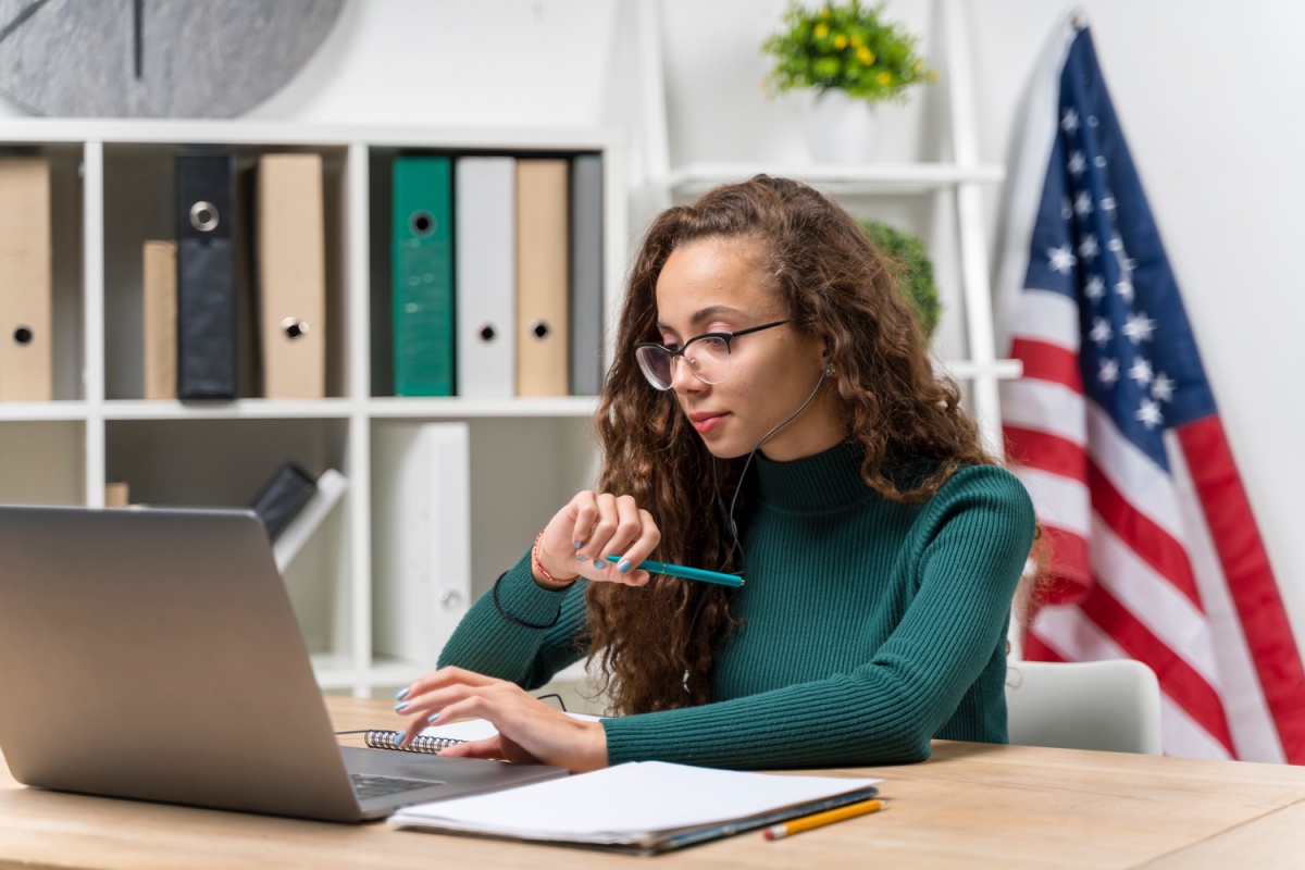 Mulher fazendo curso de inglês gratuito em notebook